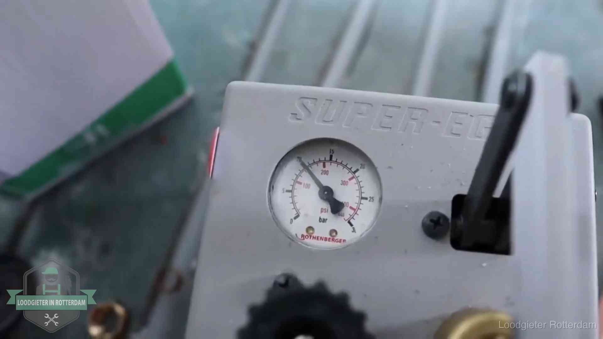 Verzekerd en aansprakelijk in Rotterdam Manometer van een afperspomp bij controle van nieuw leidingwerk in Rotterdam