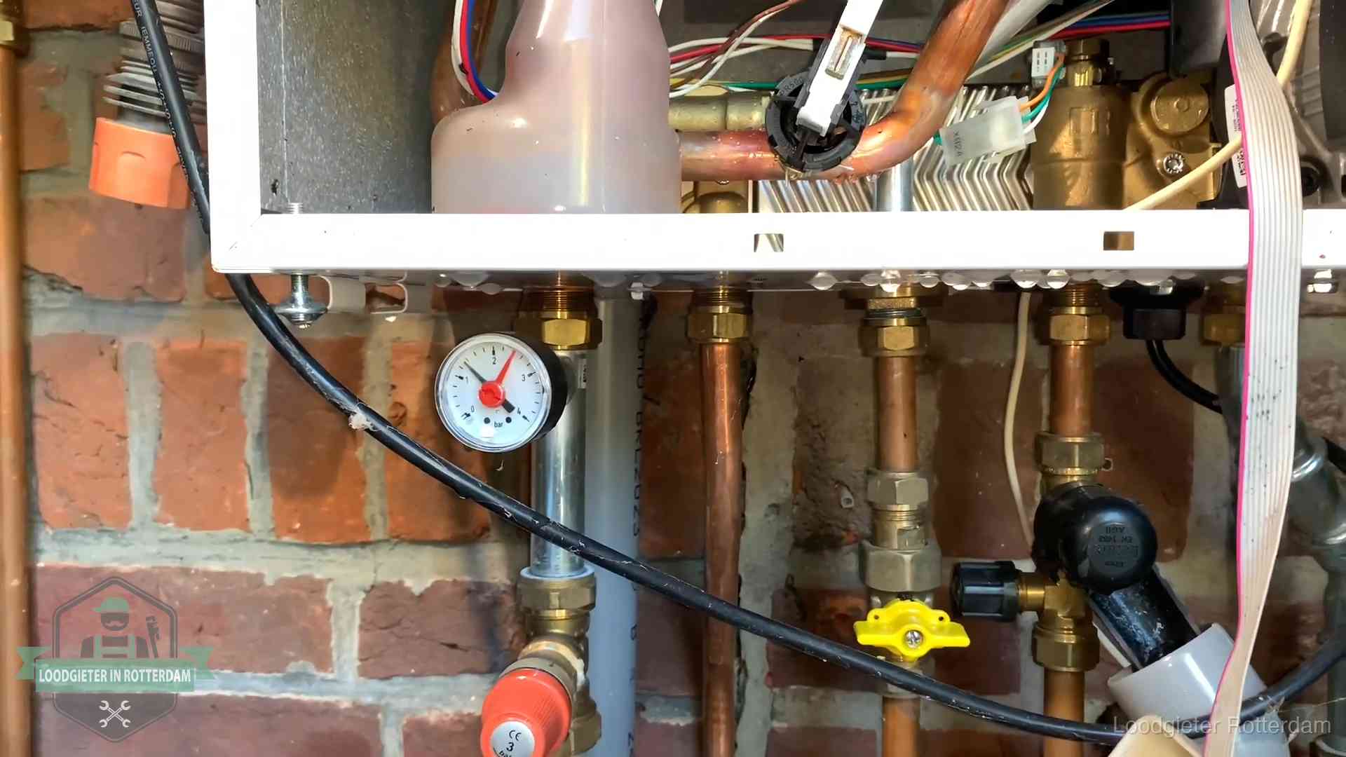 Manometer en aansluitleidingen onder een cv-ketel in Rotterdam bij controle op drukverlies