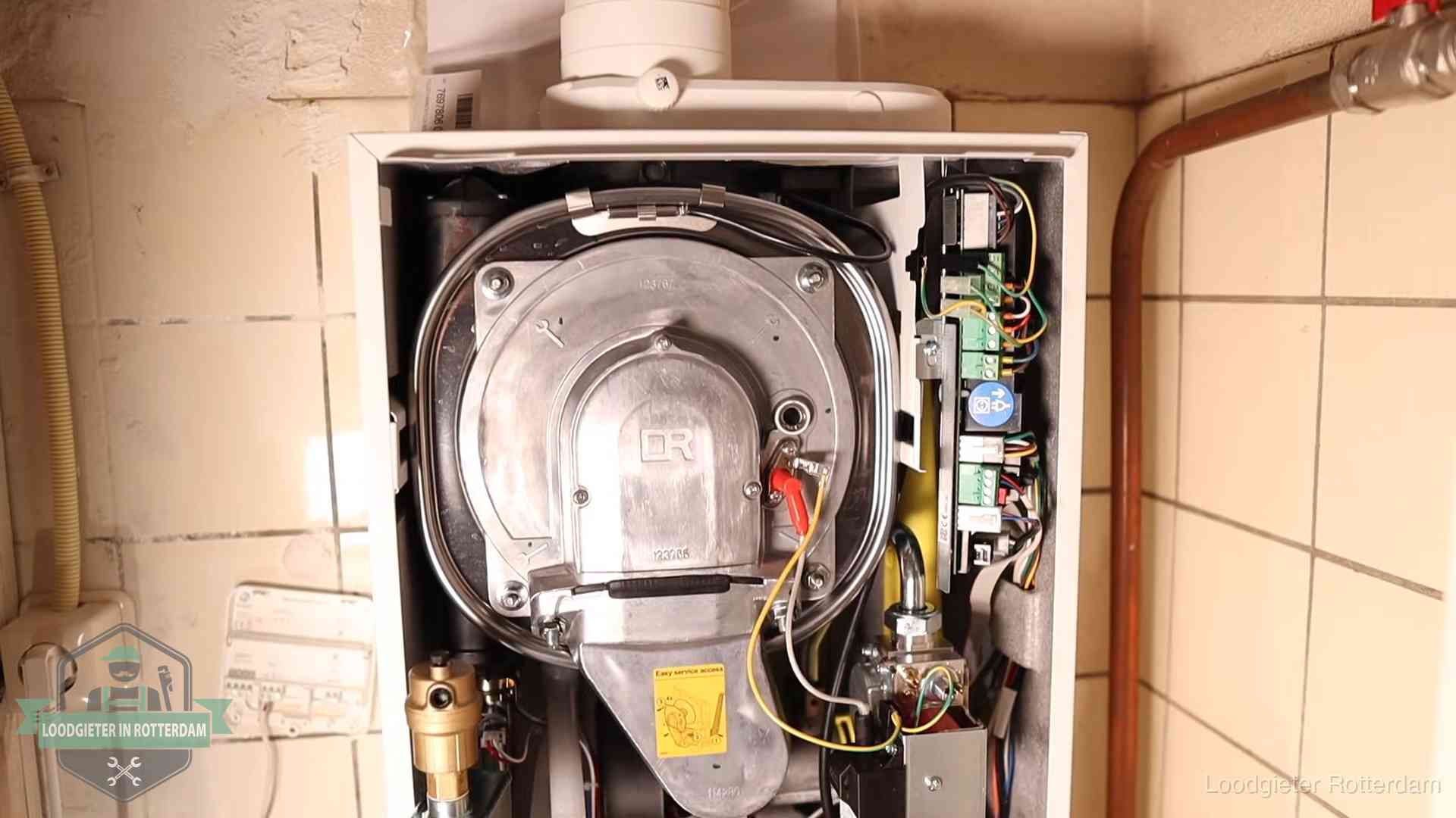 Geopende cv-ketel met warmtewisselaar tijdens periodiek onderhoud in Rotterdam