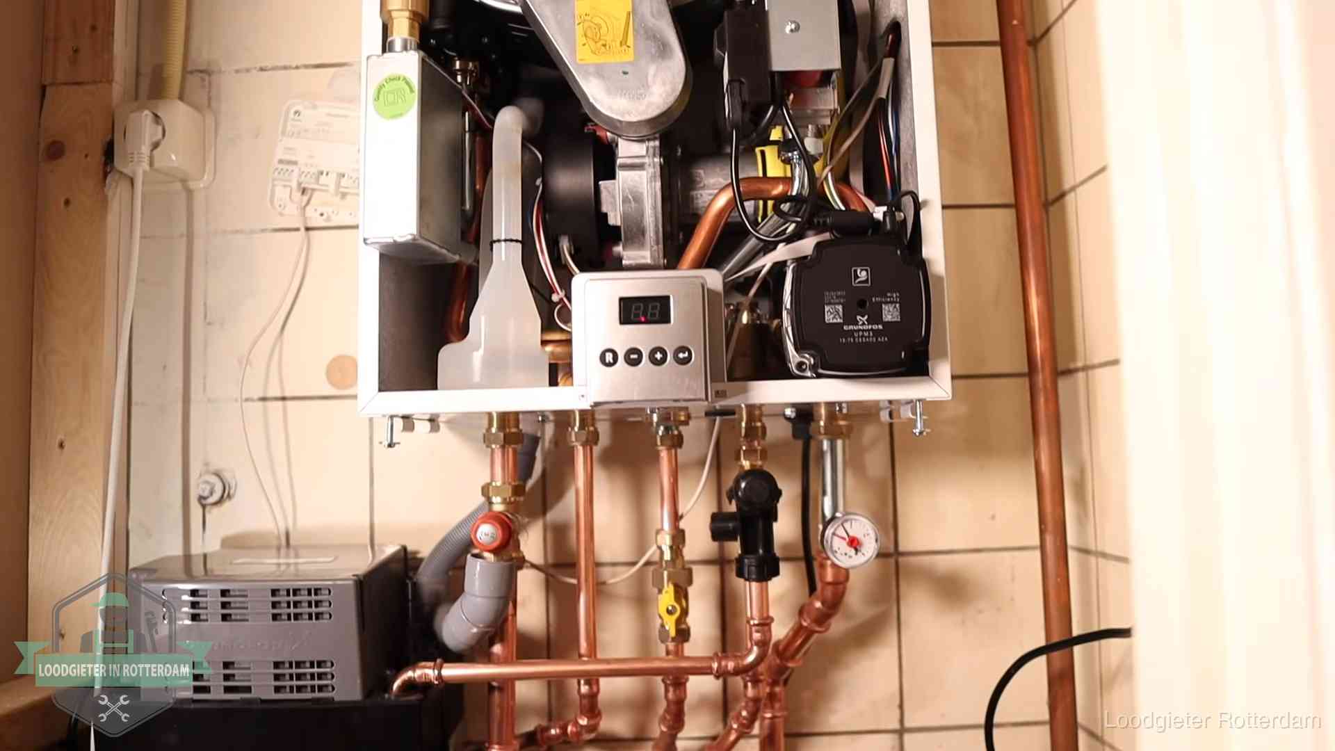 Geopende cv-ketel met brander en cv-pomp tijdens een onderhoudsbeurt in Rotterdam