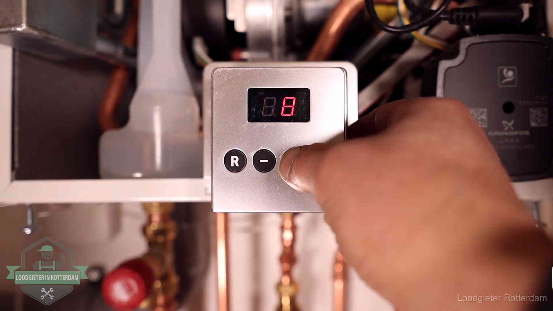 Monteur bedient het display van een cv-ketel bij een storing in Rotterdam