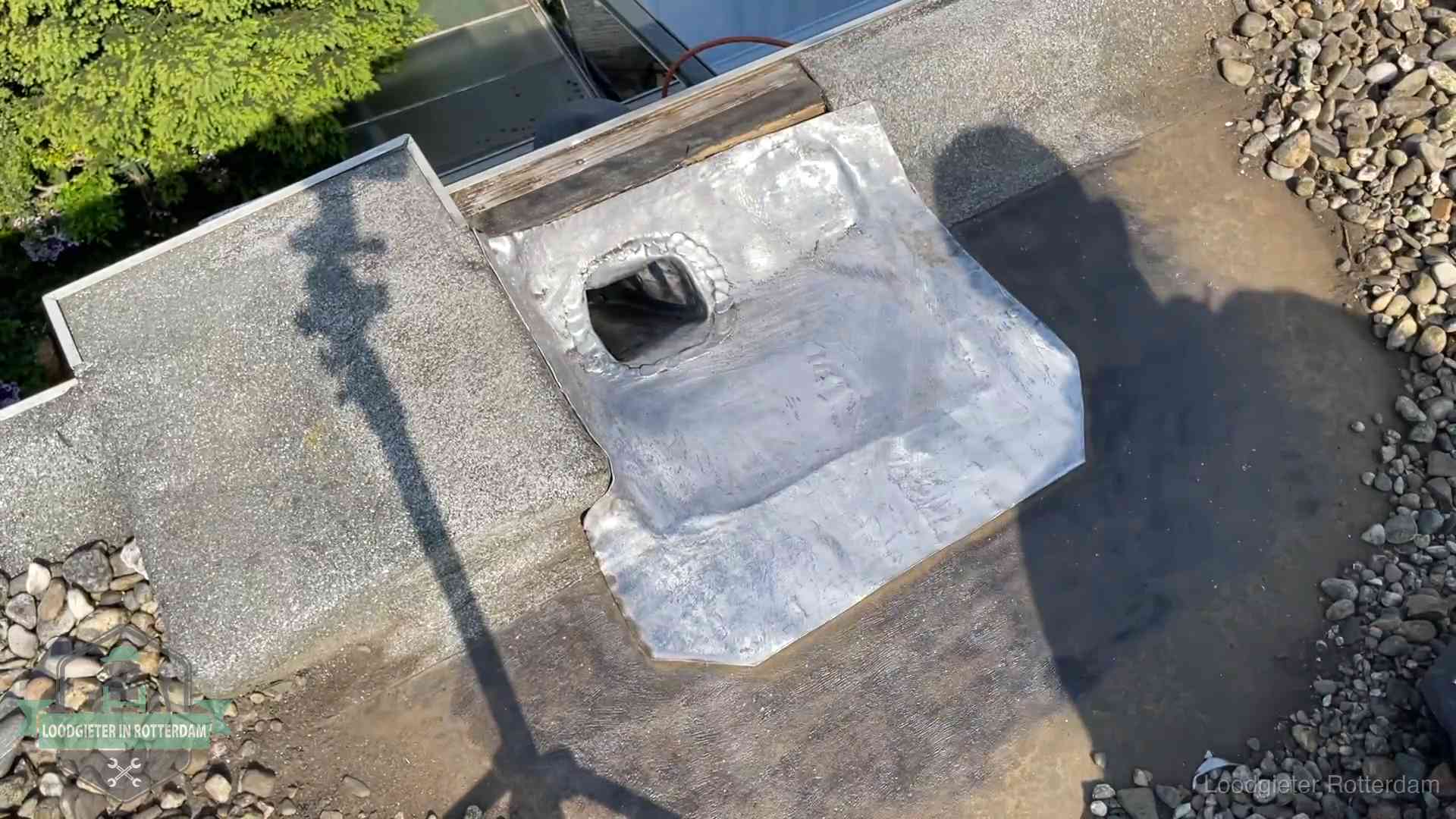 Noodafdichting bij daklekkage in Rotterdam Vers afgedichte dakdoorvoer met lood en zink op een plat dak in Rotterdam