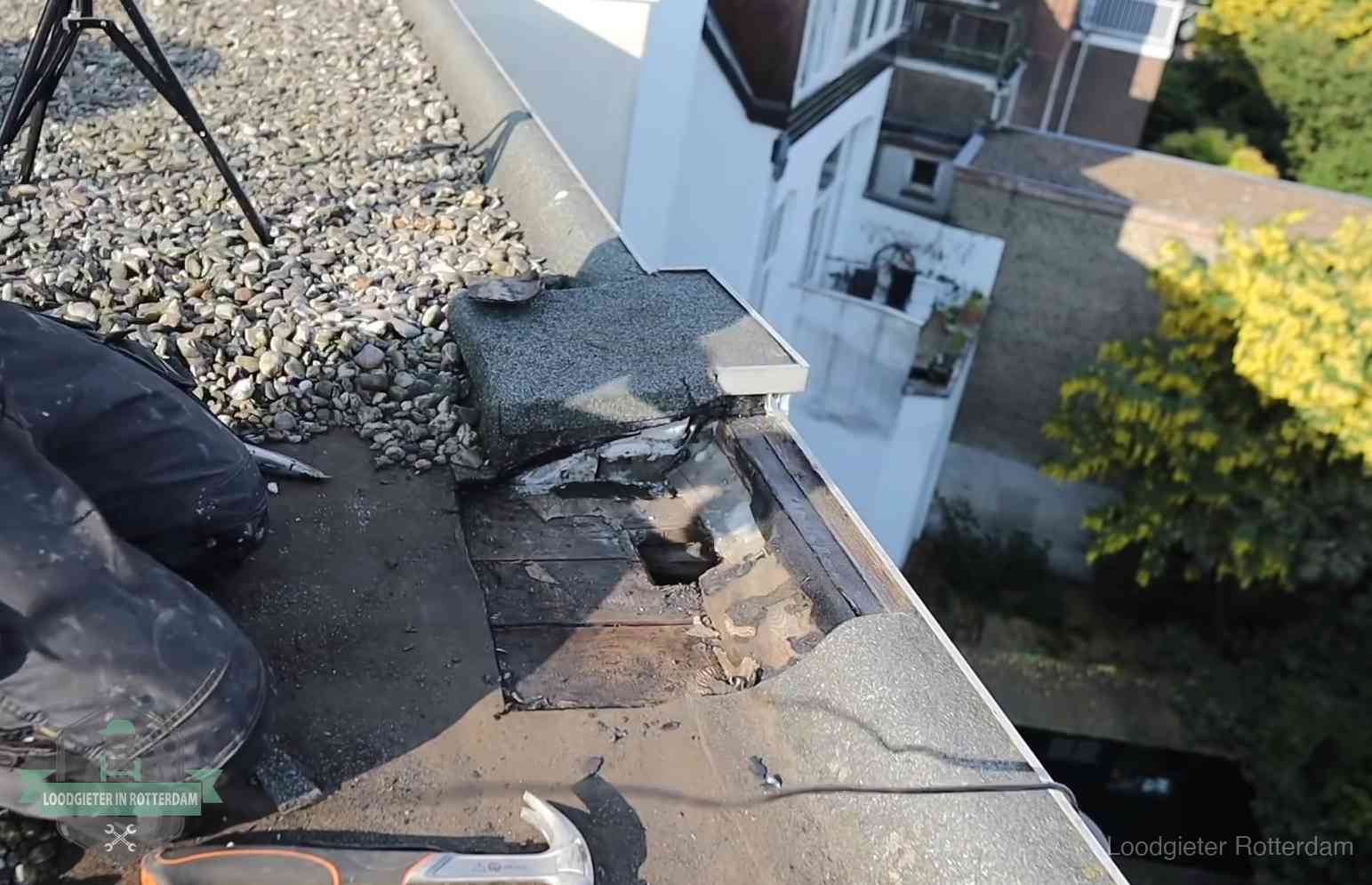 Gevolgen van een daklekkage in Rotterdam Opengelegde dakrand met verrot dakbeschot door een langdurige daklekkage in Rotterdam
