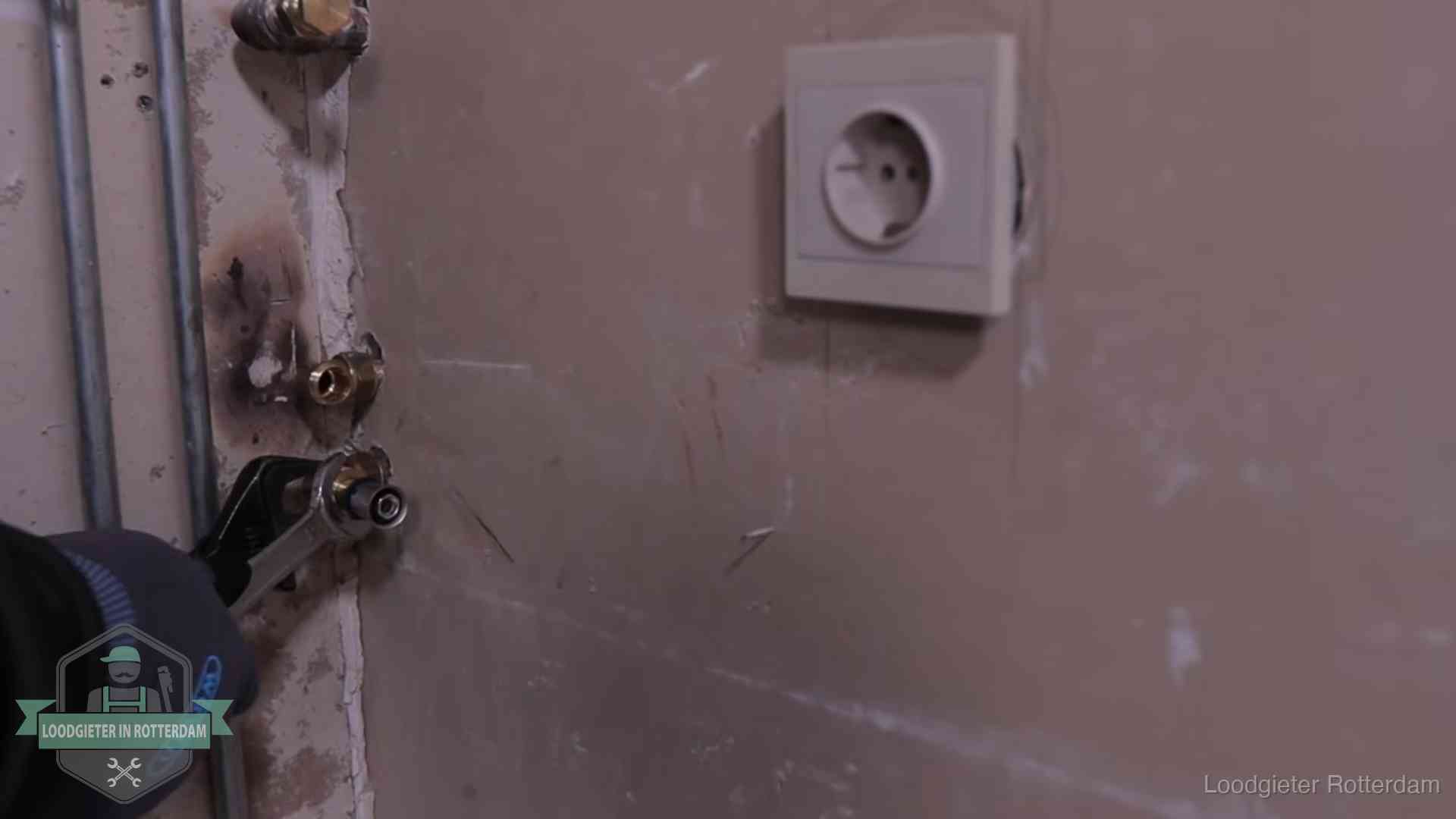 Erkend vakmanschap in Rotterdam Monteur draait een perskoppeling vast op een leidingaansluiting in Rotterdam