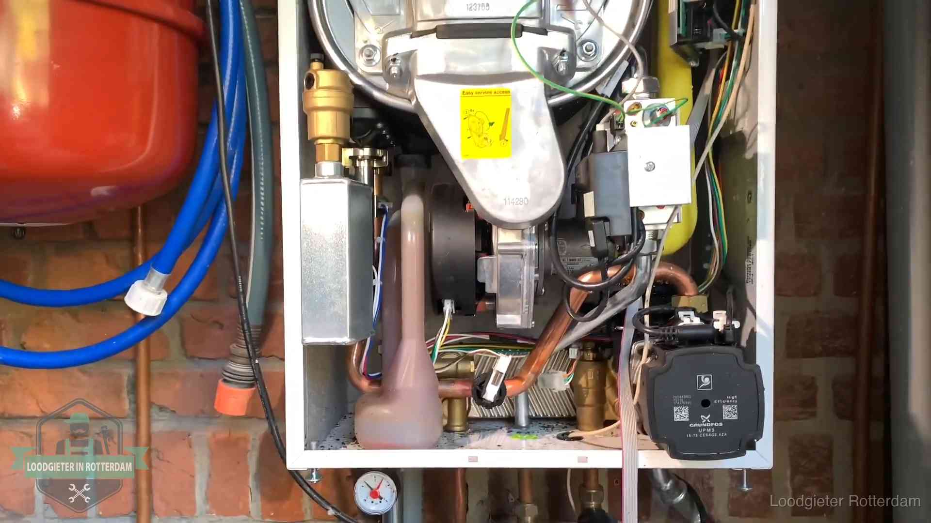 Geopende cv-ketel met rood expansievat in een woning in Rotterdam