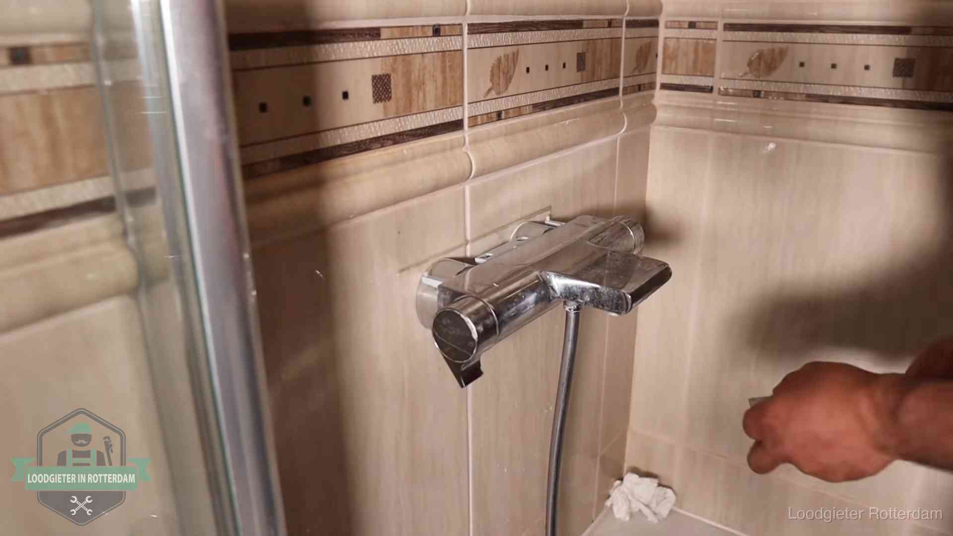 Verkalkte douche-mengkraan in Rotterdam, hetzelfde kalk dat zich in de warmtewisselaar afzet