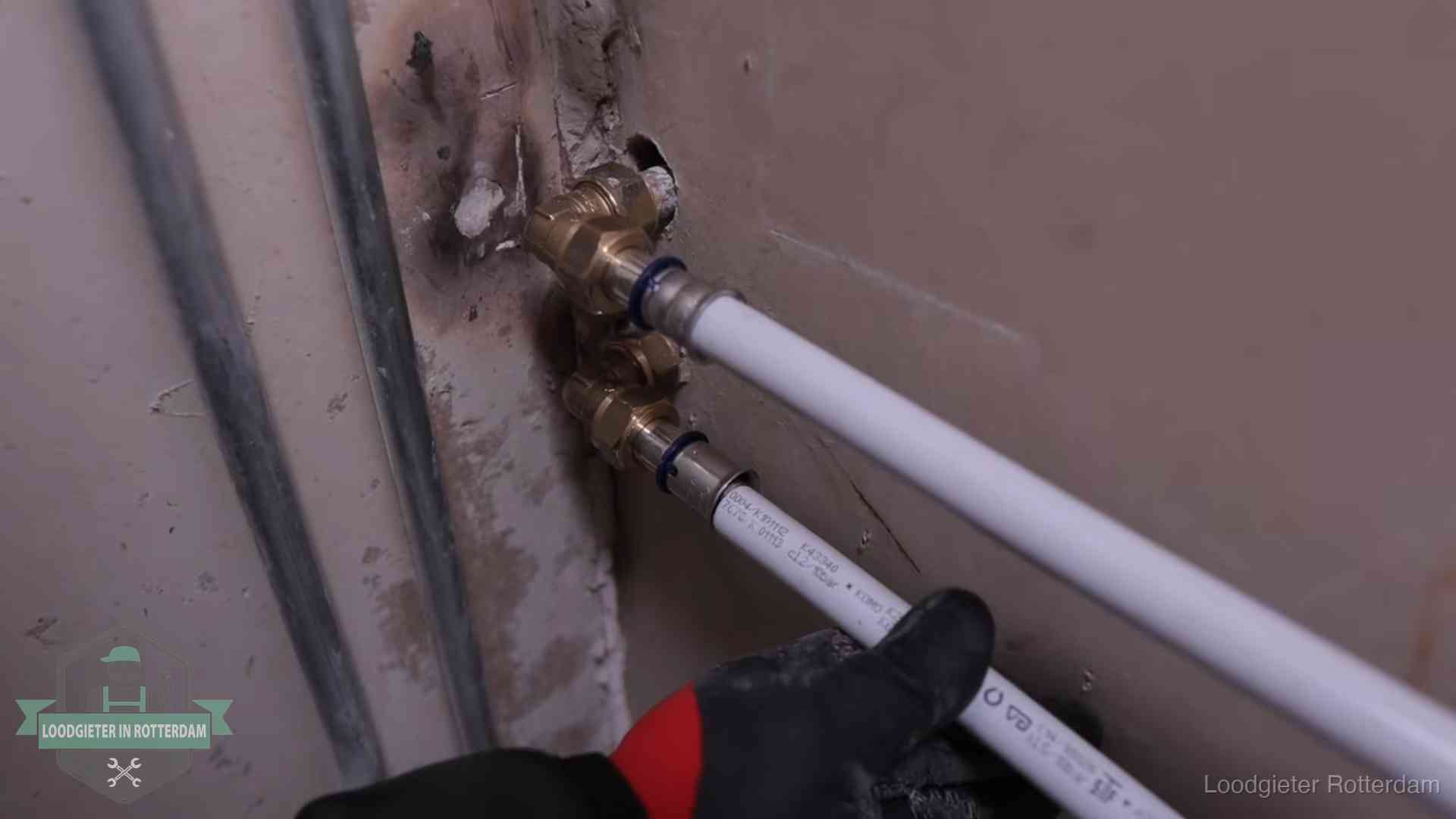 Kwaliteitsnormen voor loodgieterswerk in Rotterdam Meerlagenbuizen met keurmerk en rvs persfittingen op muuraansluitingen in Rotterdam