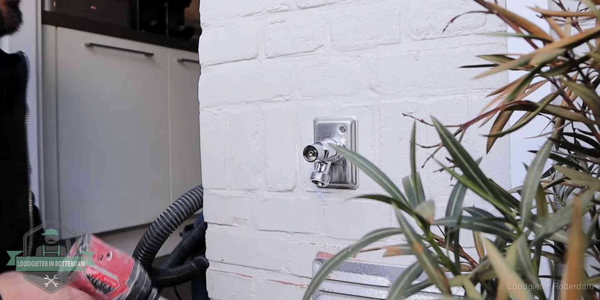 Daklek of leidinglek testen in Rotterdam Chromen kraan op een muurplaat bij een woning in Rotterdam, dichtdraaien is stap een van de lektest