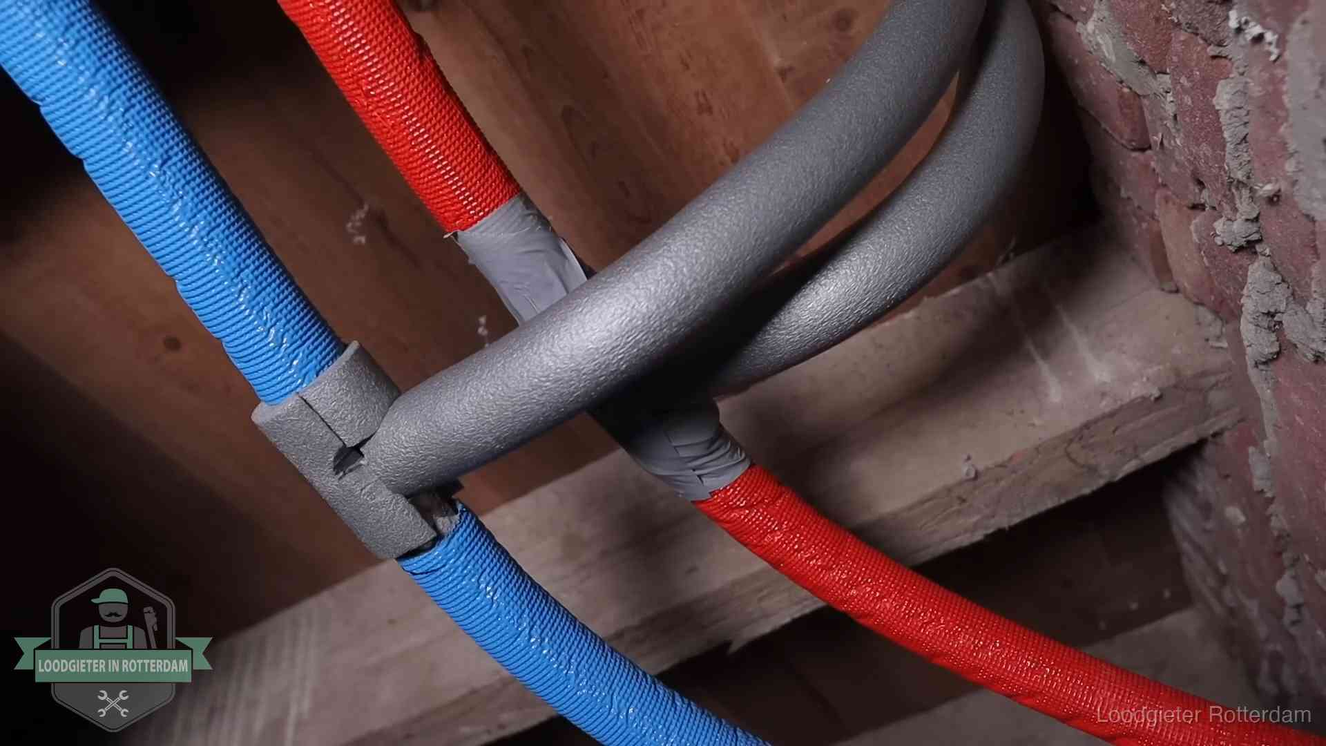 Geïsoleerde waterleidingen langs houten balken tegen bevriezing in Rotterdam