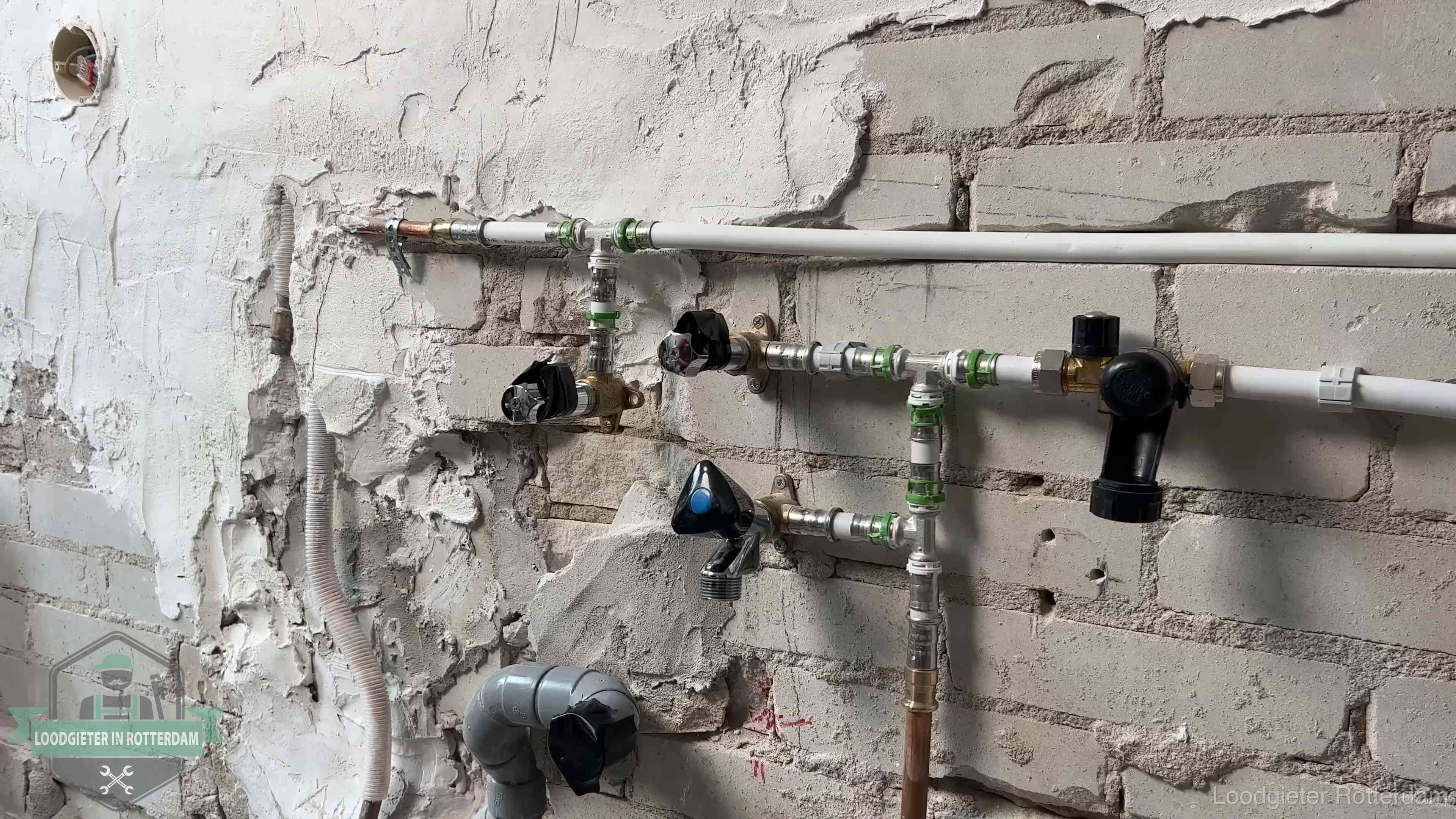 Diensten van ons loodgietersbedrijf in Rotterdam Nieuw aangelegd leidingwerk met persfittingen tijdens een verbouwing in Rotterdam