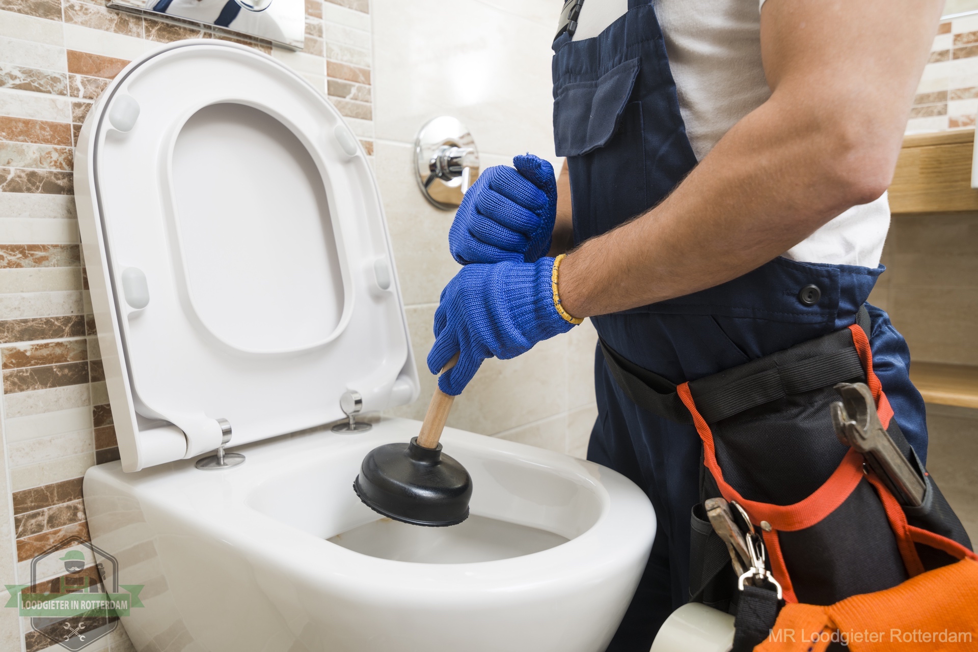 WC verstopt Loodgieter in Rotterdam