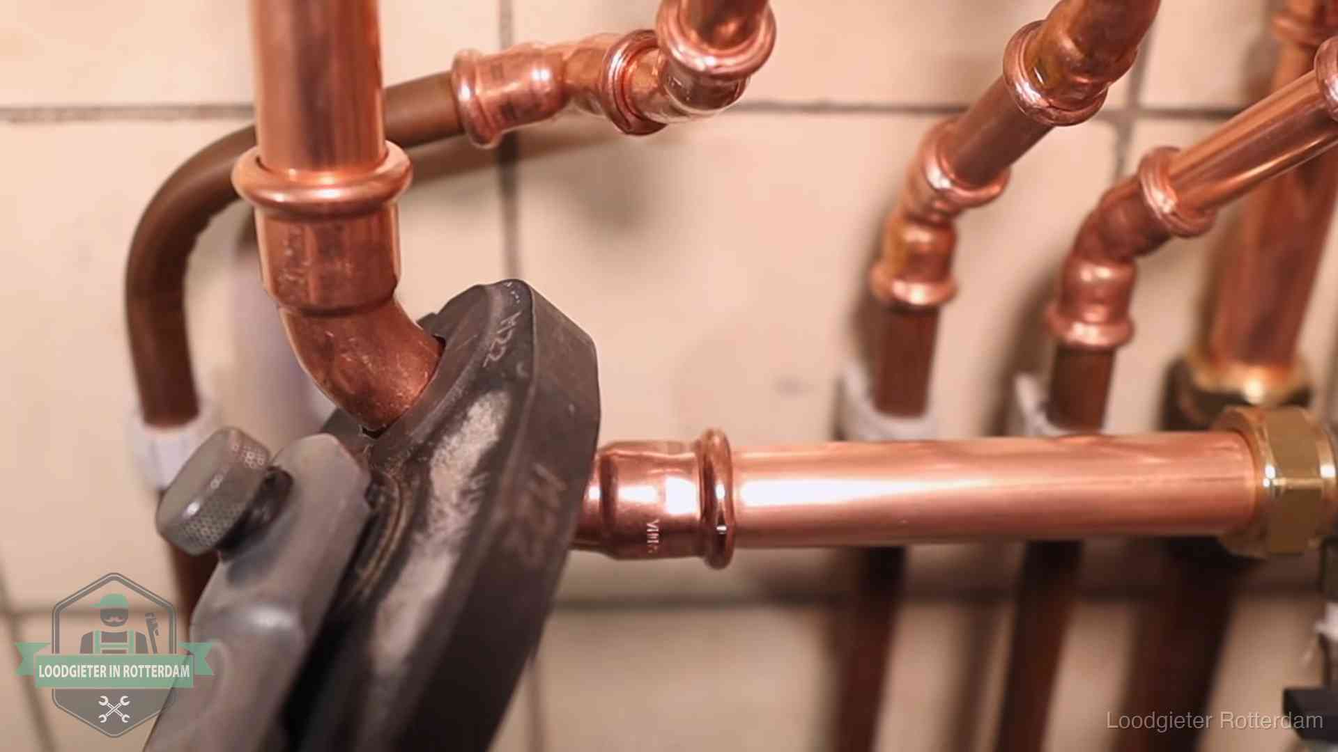Werkwijze van ons loodgietersbedrijf in Rotterdam Persmachine perst een koperen fitting op nieuw leidingwerk in Rotterdam