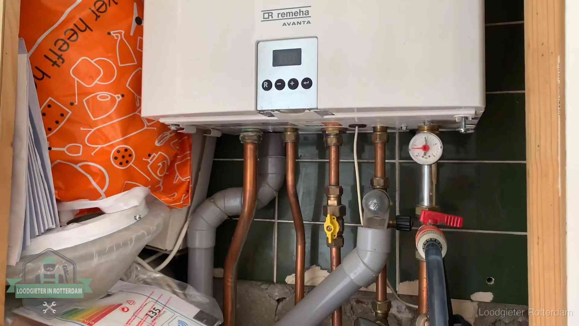 Oudere Remeha cv-ketel in een ketelkast in een woning in Rotterdam