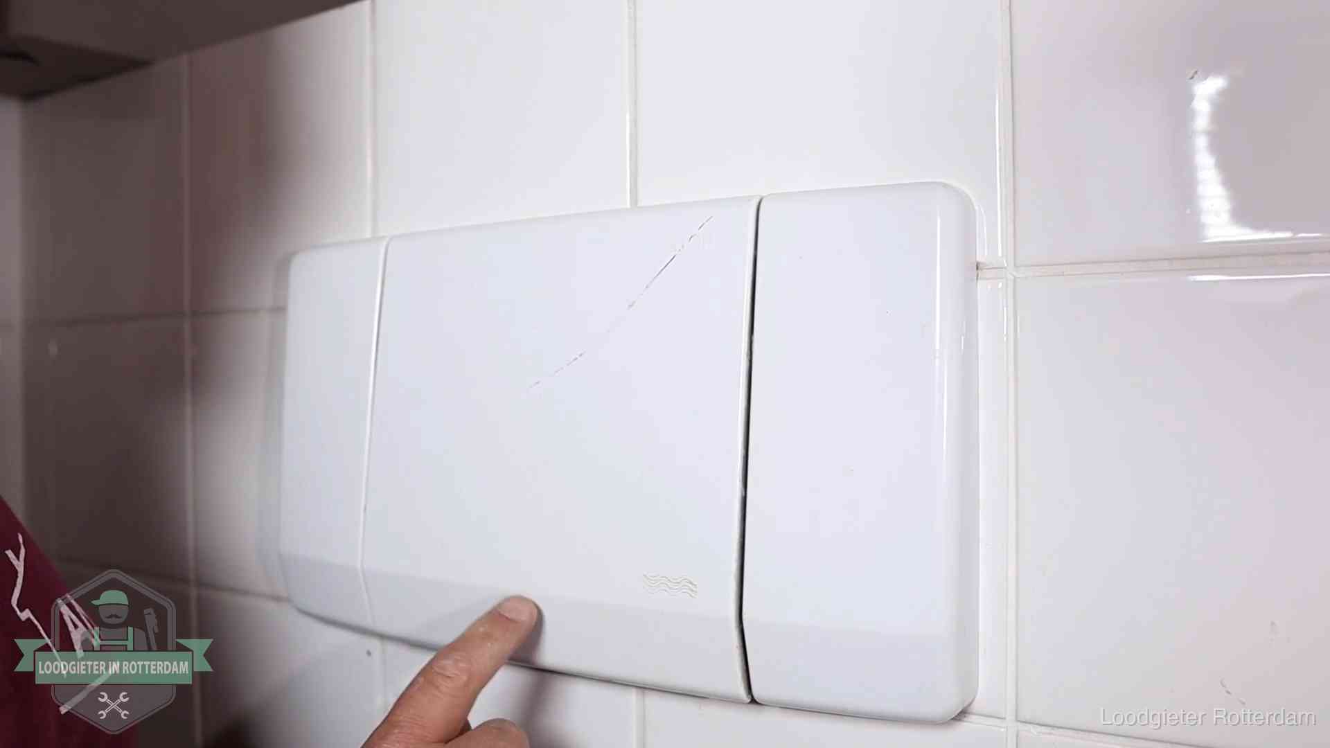 Bedieningspaneel van een inbouwreservoir van een hangend toilet in Rotterdam