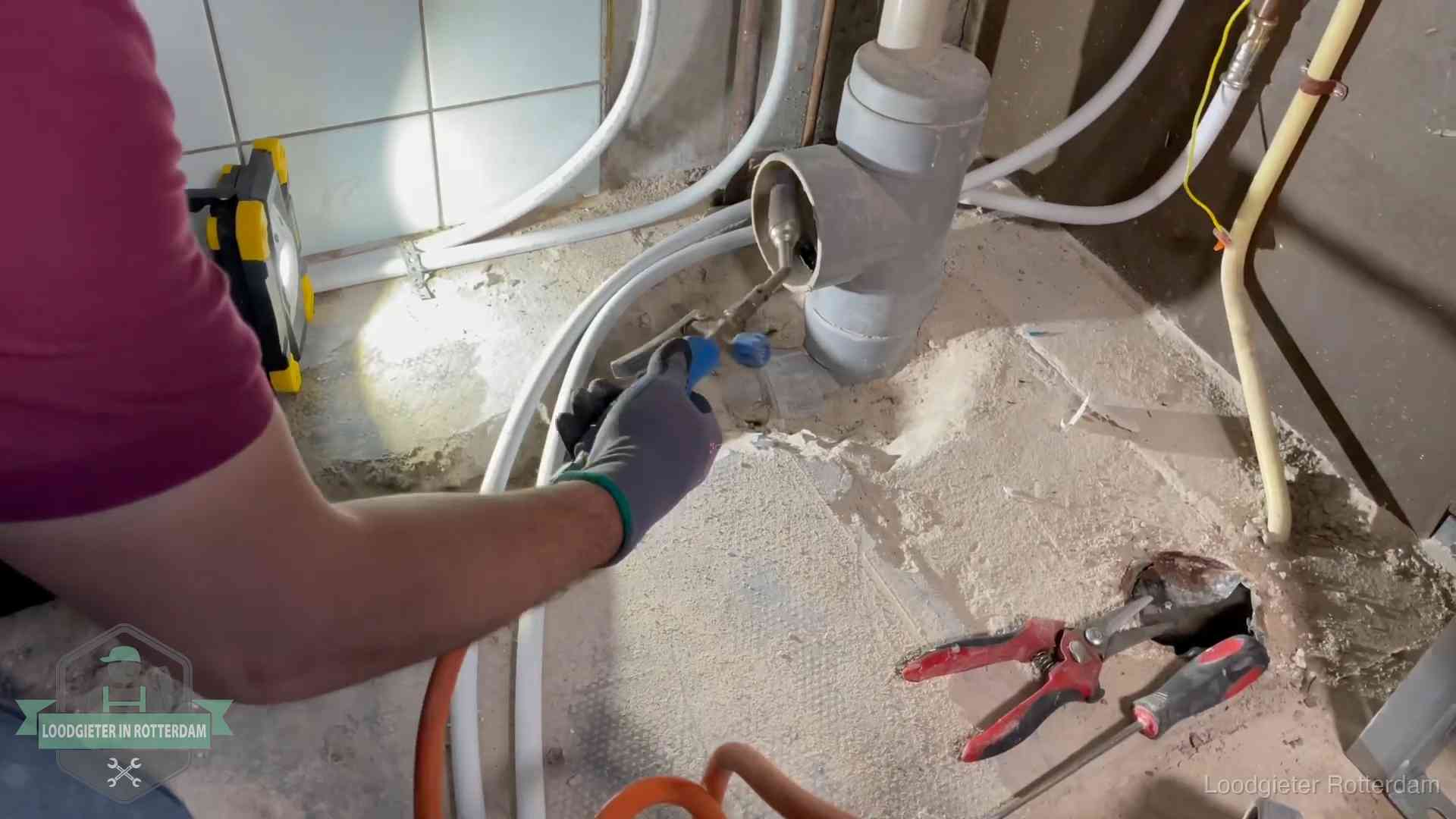 Standleiding en gedeelde leidingen in Rotterdam Loodgieter werkt aan leidingen bij een pvc-standleiding in een appartement in Rotterdam