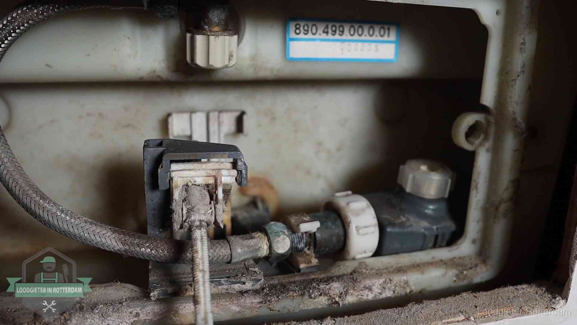 Verkalkt binnenwerk van een stortbak met vlotterkraan in Rotterdam