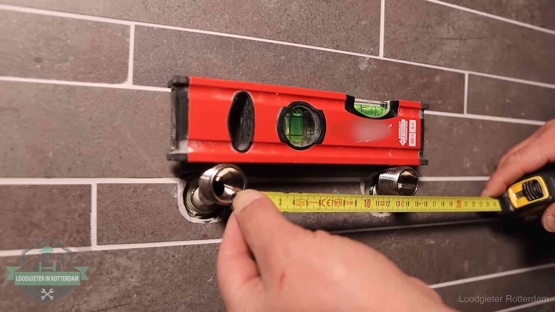 Kwaliteit en je vangnet als klant in Rotterdam Waterpas en duimstok bij kraan-aansluitpunten in een badkamer in Rotterdam
