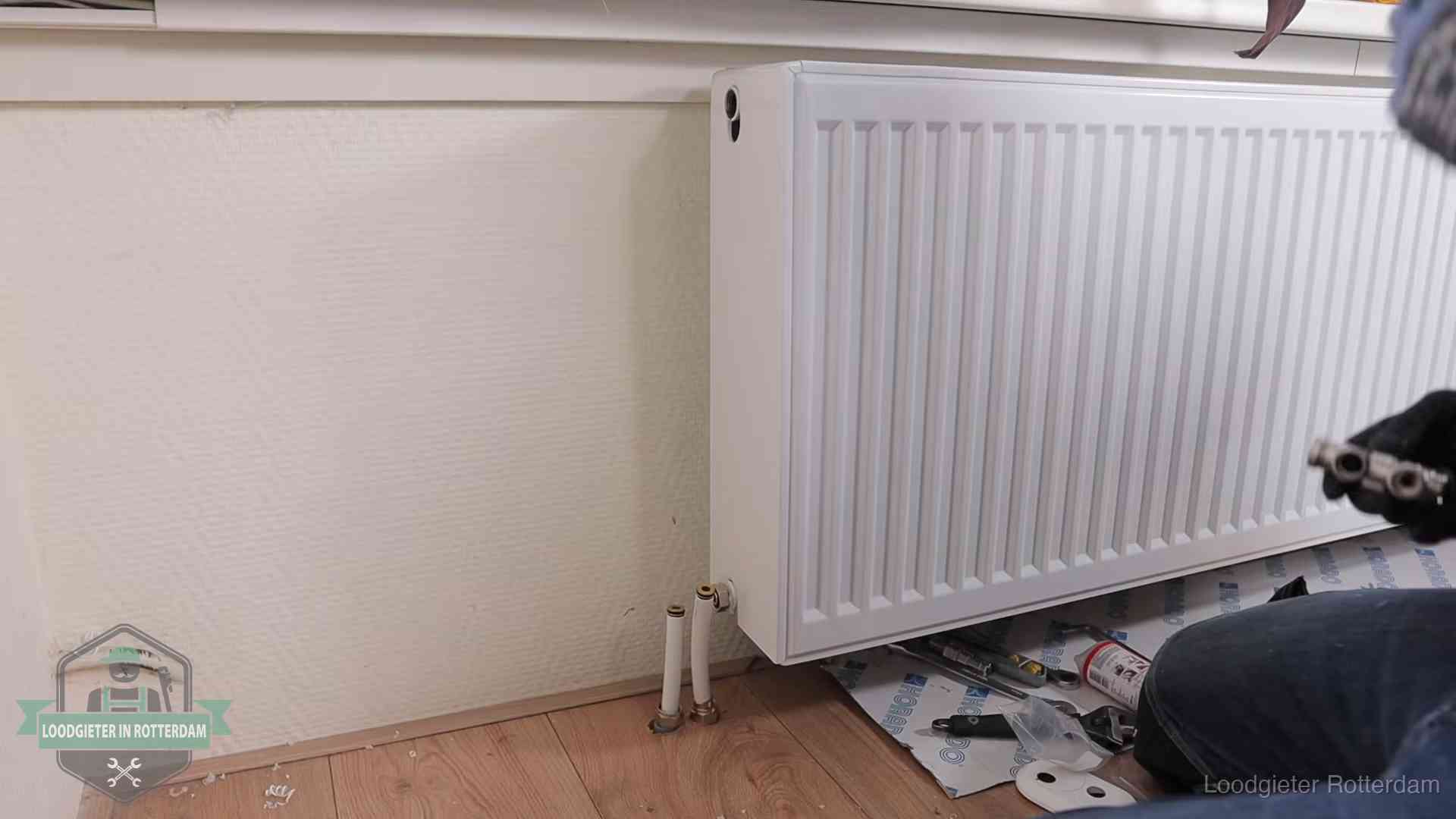 Nieuw gemonteerde radiator in een woonkamer in Rotterdam