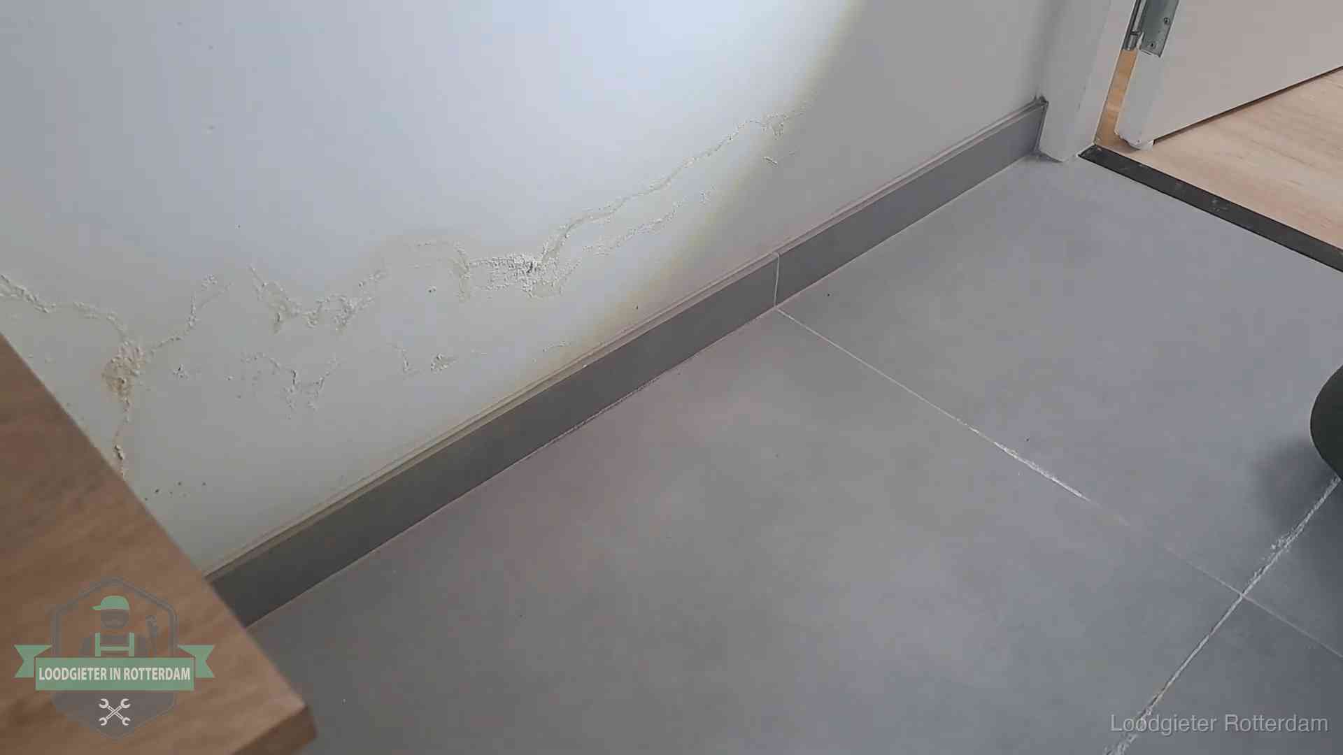 Verzekering en daklekkage in Rotterdam Waterschade met kalkuitbloeiing op een binnenwand in Rotterdam, vastgelegd voor de verzekering