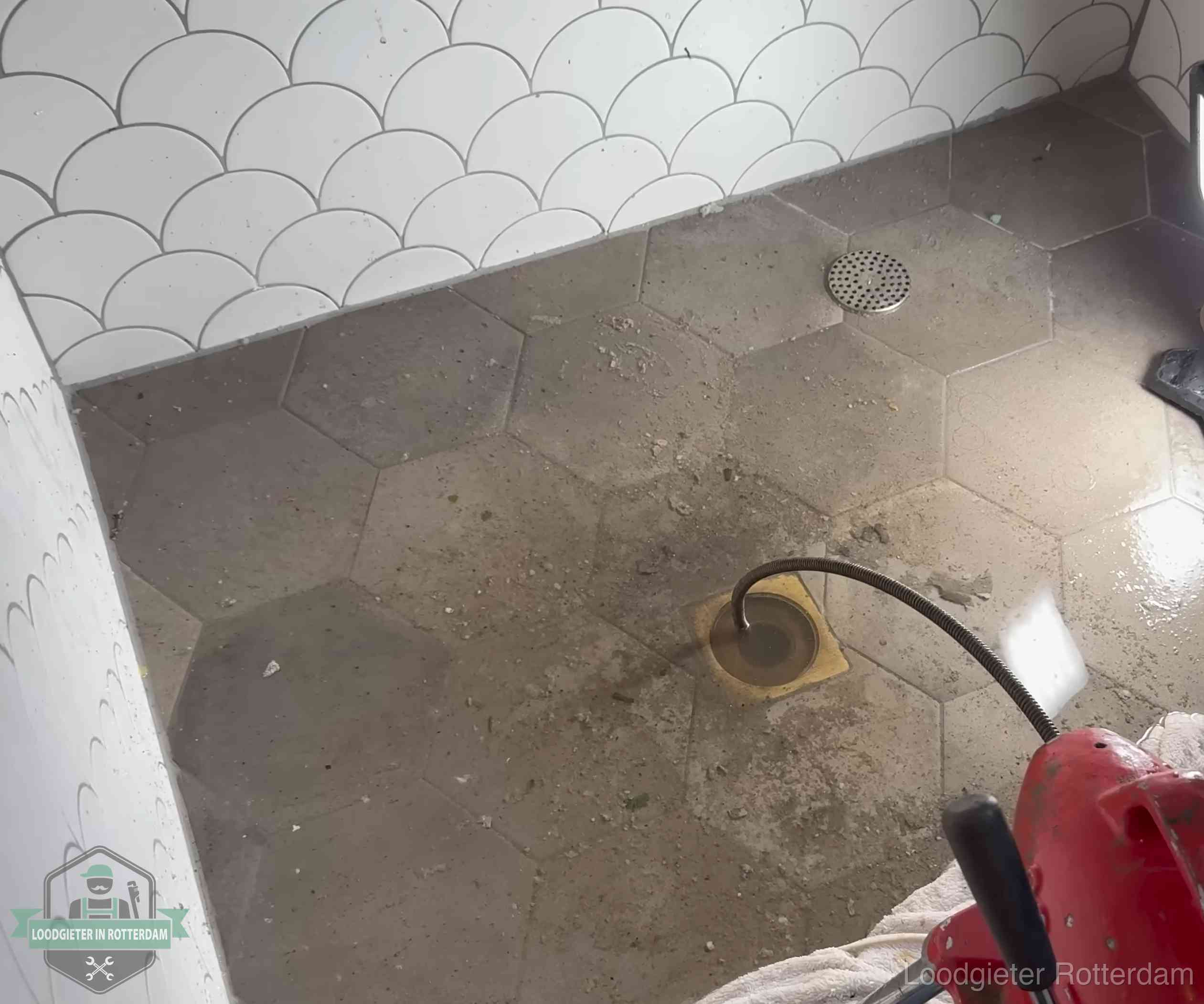 Vloerput met waterslot in een badkamer in Rotterdam, een bron van stank als het waterslot droogstaat