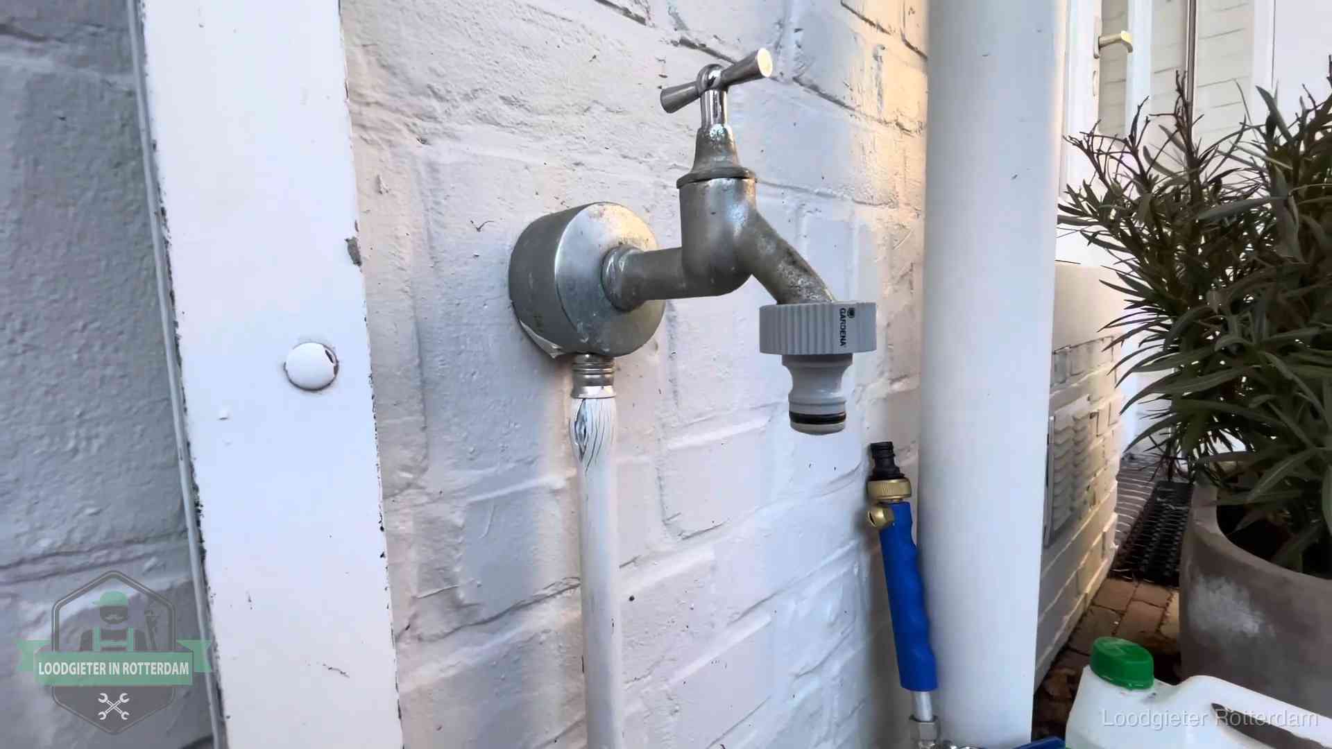 Buitenkraan met slangaansluiting bij een woning in Rotterdam, sluipverbruik zie je terug op de waterrekening