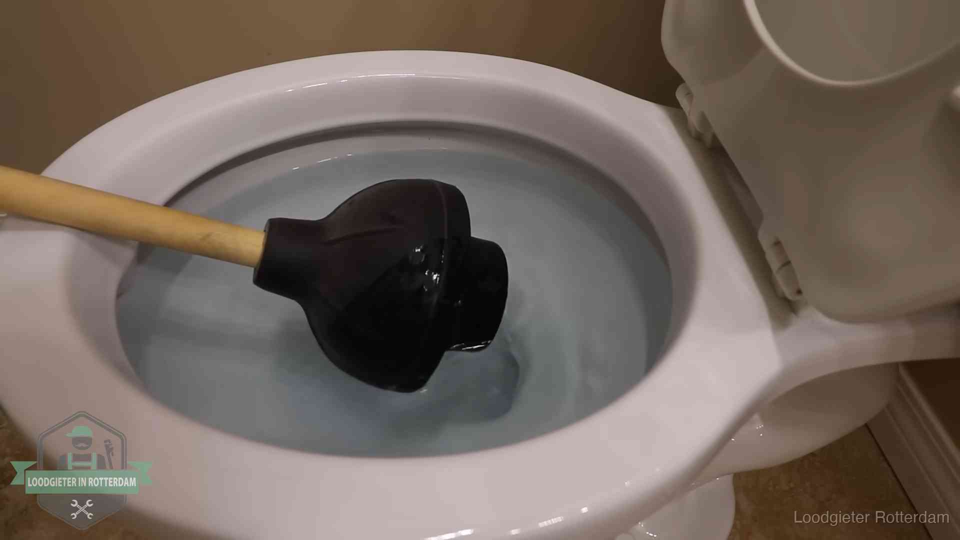 Plopper in een wc-pot die vol water staat in Rotterdam